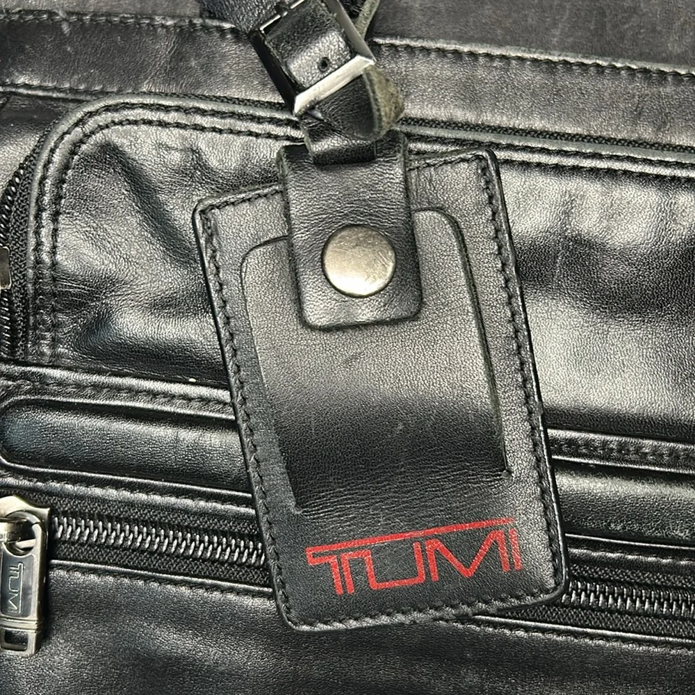 TUMI Rare black Alpha leather laptop briefcase messenger bag. Detach straps.